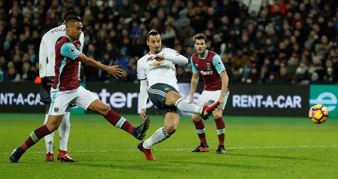 Tổ trọng tài còn mắc sai lầm khi công nhận bàn thắng việt vị của Ibrahimovic.