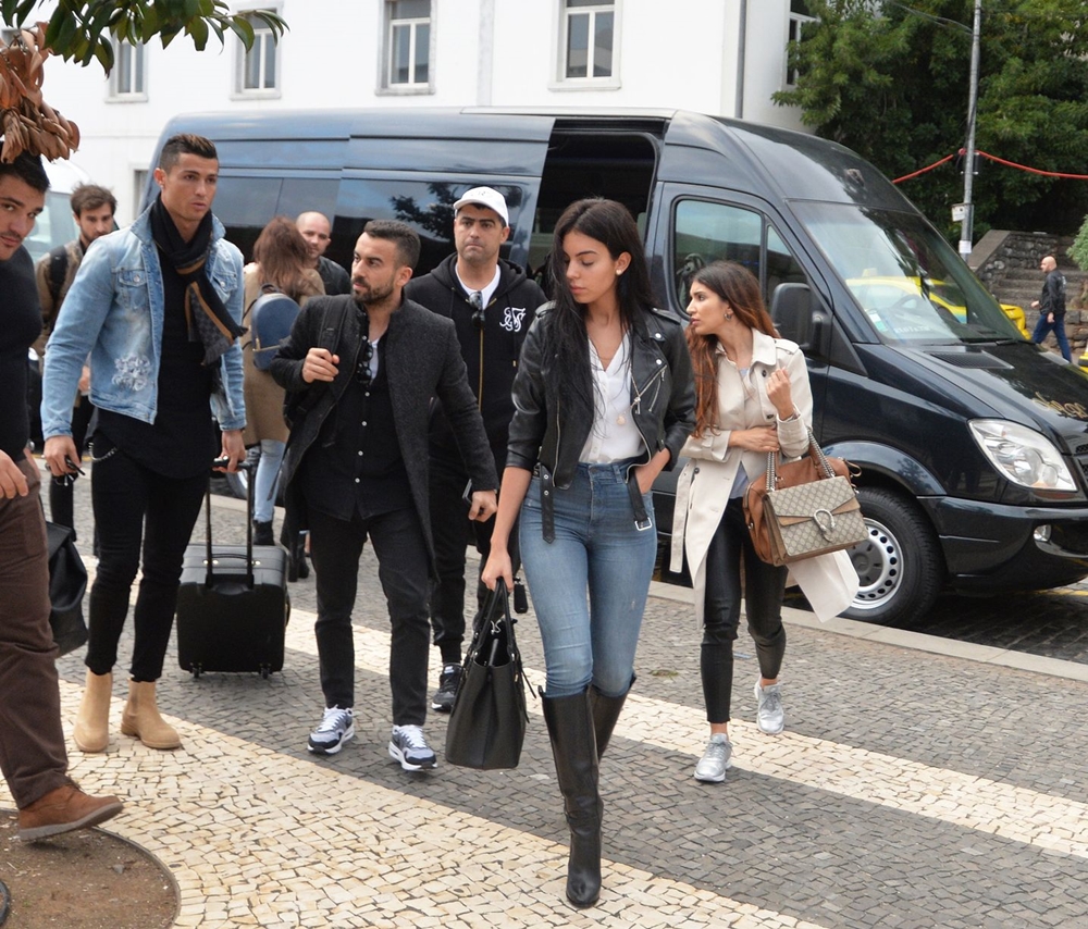 Tranh thủ quãng nghỉ ngắn giữa mùa, Cristiano Ronaldo và cô bạn gái Georgina Rodriguez đã bay nhanh về quê nhà Madeira của siêu sao Bồ Đào Nha. Ảnh: Mirror.