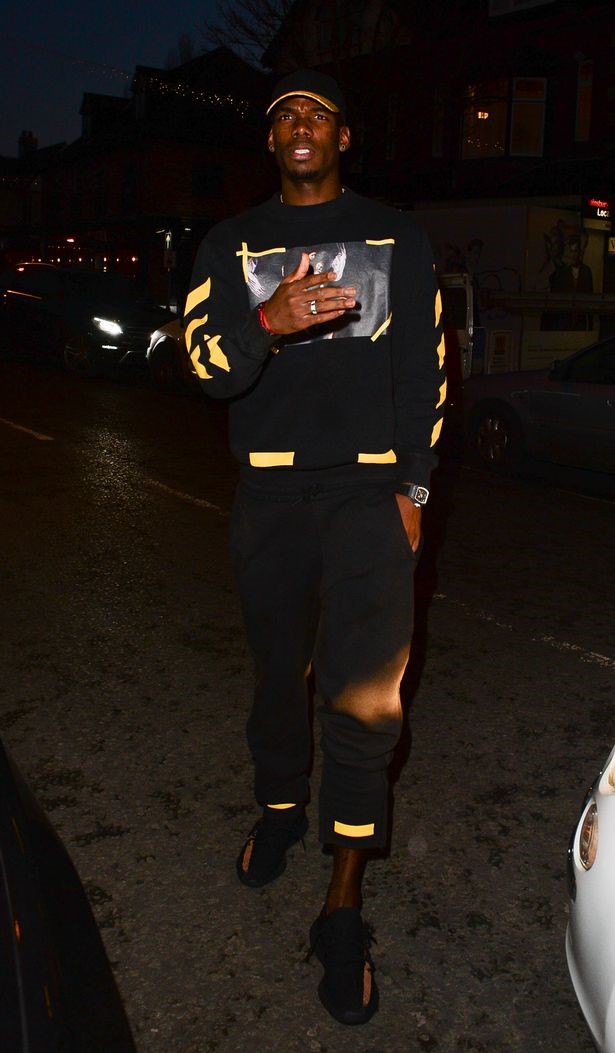 Pogba lựa chọn quần áo, giày và mũ màu đen được trang trí thêm những họa tiết màu vàng bắt mắt.