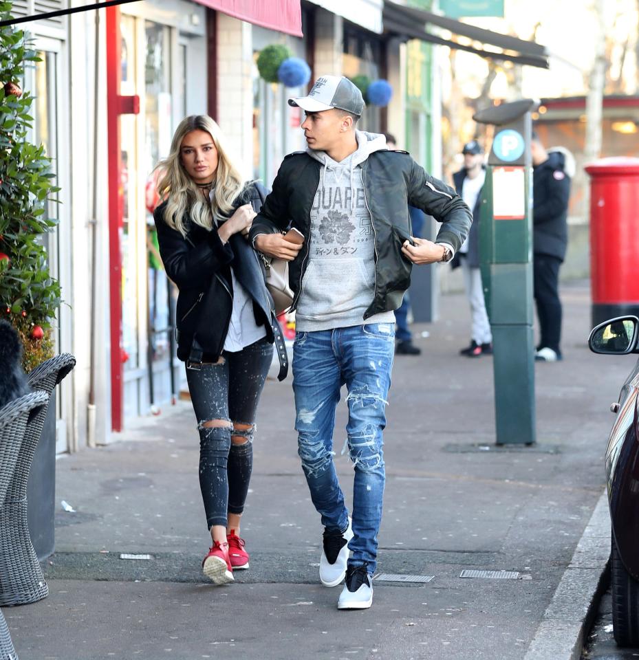 Dele Alli và bồ xinh dạo phố. Ảnh: The Sun.