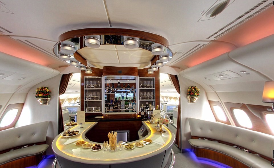 Nội thất bên trong A380 Emirates Airbus không thua kém gì một nhà hàng 5 sao. Ảnh: Daily Mail.