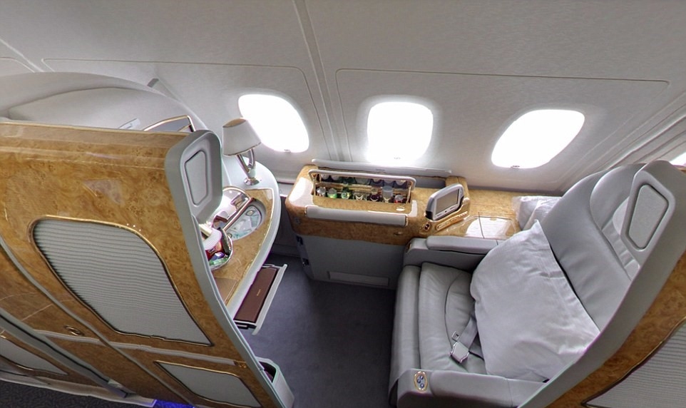 Ghế ngồi rộng rãi, riêng tư dành cho ban huấn luyện cùng các cầu thủ. Mỗi "phòng" đều trang bị màn hình ti vi với 2.500 kênh giải trí. Ảnh: Daily Mail.