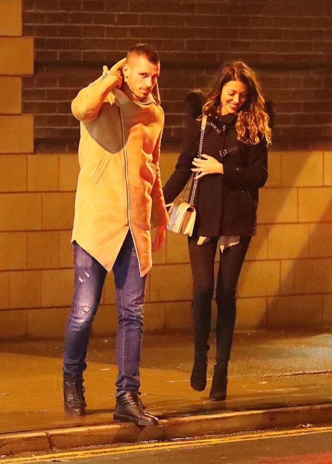 Báo chí Anh đồng loạt khẳng định, MU đã đồng ý bán Schneiderlin cho Everton với giá 22 triệu bảng. Mọi thủ tục đã hoàn tất và chỉ còn chờ tiền vệ người Pháp tiến hành kiểm tra y tế để chính thức công bố.