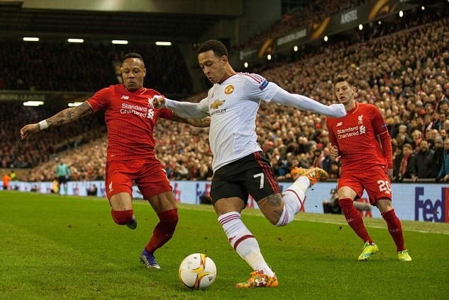 Thời gian xuất hiện trên sân của Memphis Depay mùa giải năm nay chỉ tính bằng phút. Sao trẻ sinh năm 1994 không thể cạnh tranh một vị trí chính thức và liên tục bị gạt khỏi đội hình của Mourinho trong vài tháng qua. Truyền thông Anh tiết lộ, cựu cầu thủ PSV nhiều khả năng sẽ tiếp bước đồng đội Morgan Schneiderlin đầu quân cho Everton ngay trong phiên chợ đông năm nay. Ảnh: Daily Mail.