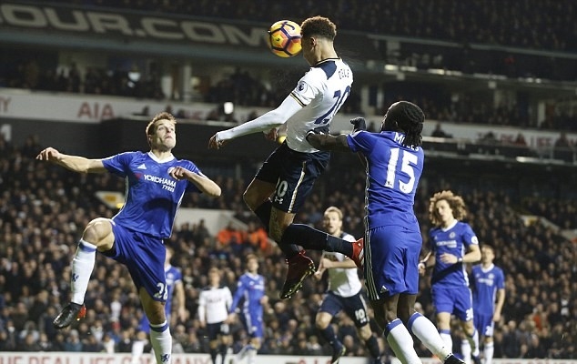 Dele Alli chính là người chấm dứt chuỗi 13 trận thắng liên tiếp mùa này của Chelsea bằng cú đúp đánh đầu. Truyền thông Anh đưa tin, PSG đã gửi lời đề nghị trị giá 50 triệu bảng để hỏi mua sao mai 20 tuổi, dĩ nhiên Mauricio Pochettino đã từ chối bởi chẳng có lý do gì ông lại để cầu thủ hay nhất trong đội hình ra đi một cách dễ dàng. Thậm chí, các "đại gia" đến từ Trung Quốc còn sẵn sàng dùng mức lương 800.000 bảng mỗi tuần để lôi kéo thần đồng bóng đá Anh sang thi đấu tại CSL. Ảnh: Daily Mail.