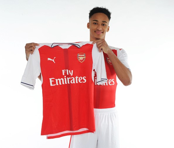 Không biết Alexis Sanchez và Mesut Oezil: Trong buổi tập đầu tiên ở đội một Arsenal, Cohen Bramall thật thà thừa nhận không biết hai ngôi sao hàng đầu của câu lạc bộ là Alexis Sanchez và Mesut Oezil. Điều này cũng có thể dễ hiểu bởi hậu vệ trái sinh năm 1996 chỉ quen với các đối thủ ở giải hạng 7 trong hệ thống thi đấu tại Anh, kém Premier League tới 6 bậc. Do vậy, Cohen Bramall không phải chịu quá nhiều áp lực, nên thể hiện khả năng tốt nhất của mình trong các buổi tập. Kết quả là anh gây ấn tượng mạnh với ban huấn luyện Arsenal.
