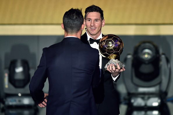 Ronaldo bắt tay chúc mừng khi Messi giành Quả bóng vàng 2015.