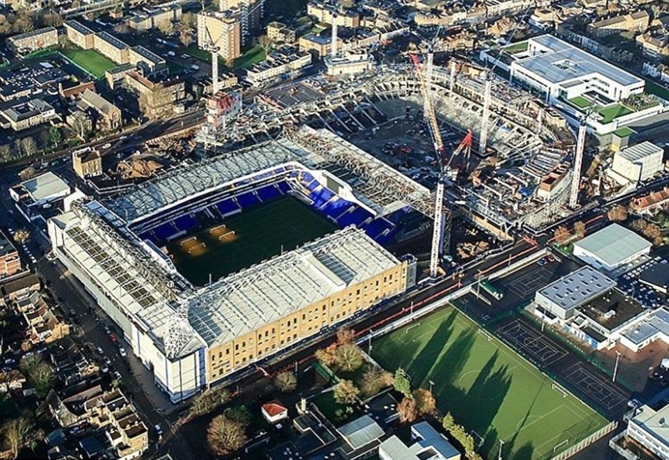 Sân White Hart Lane và sân mới đang xây dựng. Ảnh: Daily Mail.