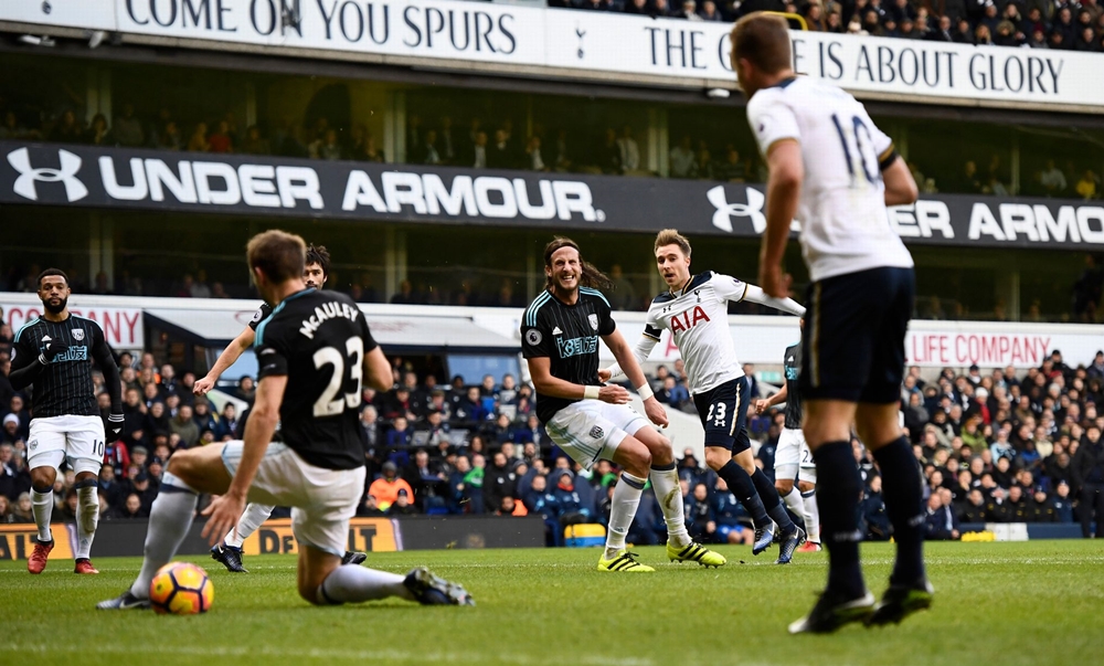 Phút 26, tỷ số đã là 2-0 cho Tottenham sau tình huống phản lưới nhà của Gareth McAuley. Trước đó Christian Eriksen tung cú sút căng khiến bóng chạm vào chân hậu vệ West Brom. Ảnh: Mirror.