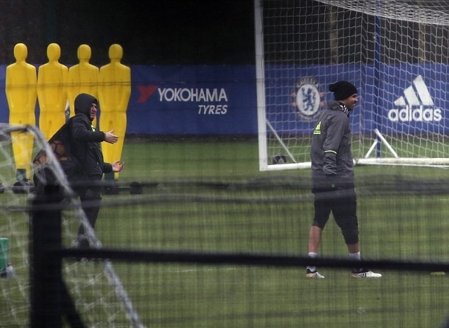 Dưới sự giám sát của một huấn luyện viên, Diego Costa vẫn thực hiện giáo án anh thường thực hiện cùng đồng đội. Ảnh: Daily Mail.