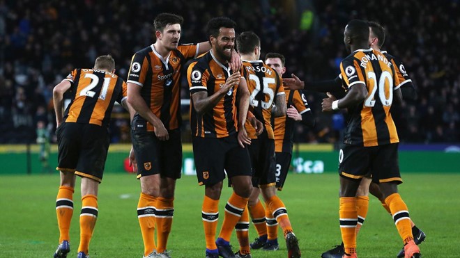 Hull City 3-1 AFC Bournemouth: Tom Huddlestone (giữa) ăn mừng cùng các đồng đội sau bàn thắng thứ ba.