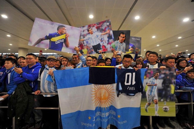 Đến đón ngôi sao lừng danh của Argentina, người hâm mộ Shanghai Shenhua mang theo cờ của đất nước này và rất nhiều ảnh Tevez.
