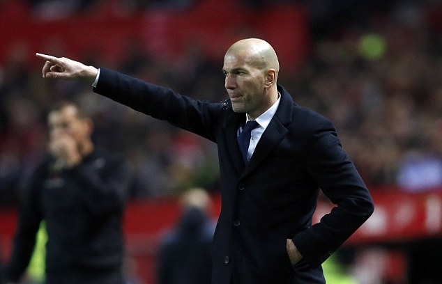 Zinedine Zidane có quá nhiều vấn đề cần phải giải quyết để Real Madrid trở lại đúng hướng. Ảnh: Daily Mail.