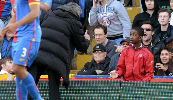 HLV Mourinho từng nhắc nhở cậu bé nhặt bóng giúp Palace "câu giờ".