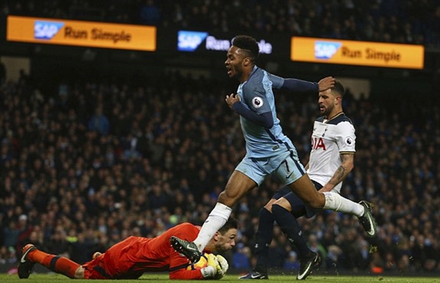 Nếu kinh nghiệm hơn, Rahem Sterling đã có thể mang về quả phạt đền cho Man City.