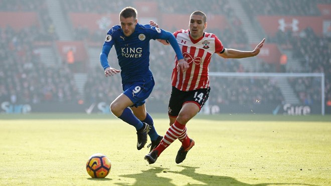 Southampton 3-0 Leicester City: Tiền vệ Oriol Romeu truy cản Jamie Vardy.