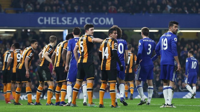 Chelsea 2-0 Hull City: Các cầu thủ của Bầy hổ bịt kín đường tới khung thành trong một pha đá phạt của Chelsea.