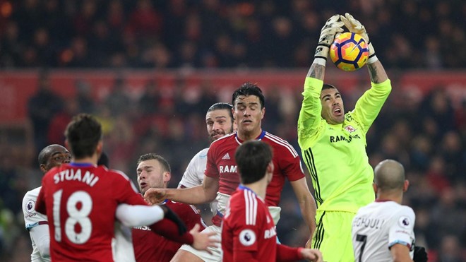 Middlesbrough 1-3 West Ham: Valdes bật cao bắt bóng giải nguy cho Boro.