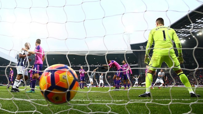West Brom 2-0 Sunderland: Trái bóng nằm gọn trong lưới sau pha mở tỷ số của Darren Fletcher.