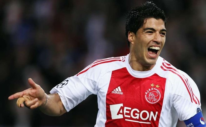 1. 49 bàn cho Ajax: Suarez đã có một quãng thời gian khó quên ở Ajax khi anh vô địch cúp quốc Hà Lan vào năm 2010 trước khi lên ngôi ở Eredivisie một năm sau đó. Tuy nhiên, giai đoạn thăng hoa nhất của tiền đạo người Uruguay phải là mùa bóng 2009/10 với 49 bàn thắng trên mọi đấu trường.