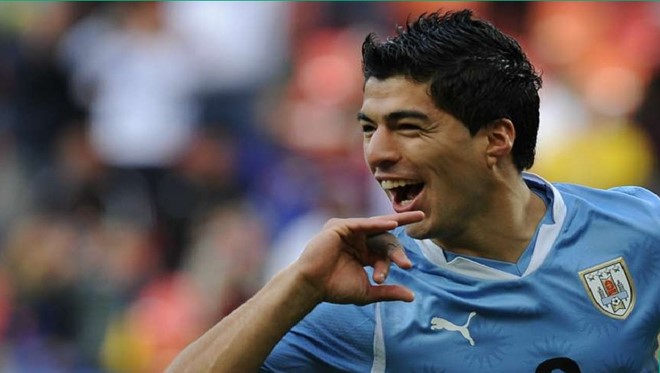 2. Tỏa sáng ở World Cup 2010: Có thể Suarez là ngôi sao sáng ở Ajax tuy nhiên kỳ World Cup 2010 mới là nơi nâng tầm anh trở thành một trong những tiền đạo xuất sắc nhất thế giới. 3 bàn thắng của chân sút này đã đưa đội tuyển Uruguay vào tới tận vòng bán kết của giải bóng đá lớn nhất hành tinh.