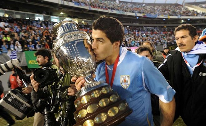 3. Đăng quang Copa America: Tiếp nối thành công ở World Cup 2010, Suarez trở thành đầu tàu đưa đội bóng quê hương lên ngôi ở Copa America sau 16 năm chờ đợi.