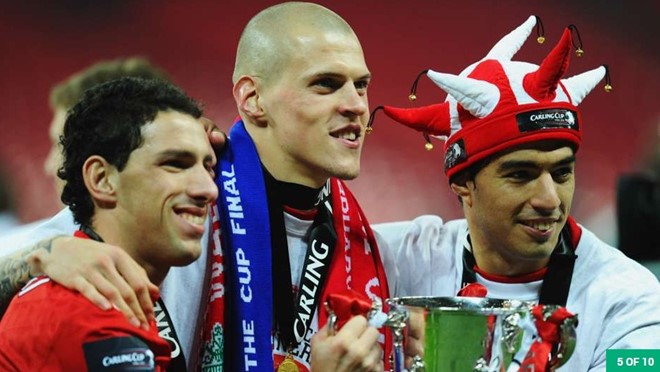 4. Lên ngôi ở League Cup: Suarez ghi được tổng cộng 3 bàn trong hành trình chinh phục Cúp liên đoàn Anh 2012, danh hiệu duy nhất anh giành được trong quãng thời gian thi đấu cho Liverpool. Không trực tiếp nổ súng trong trận chung kết nhưng tiền đạo người Uruguay cũng gián tiếp mang về bàn thắng gỡ hòa 1-1. Chung cuộc Liverpool thắng Cardiff 3-2 trên chấm luân lưu định mệnh.