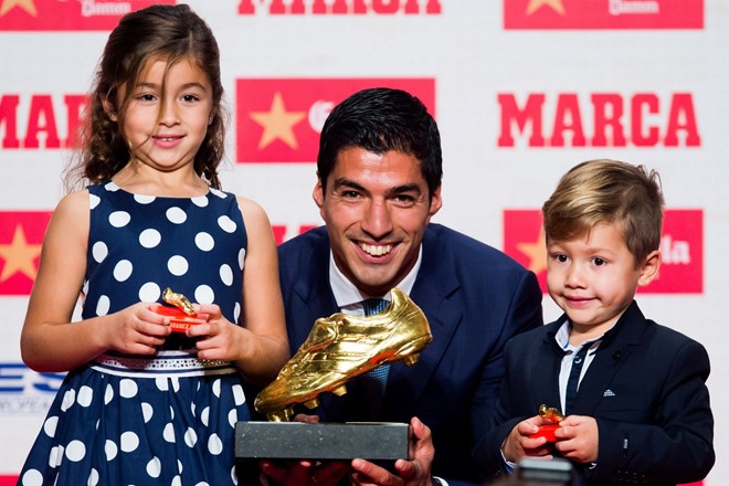 8. Vượt Ronaldo giành Chiếc giày vàng: Với 40 bàn thắng ghi được ở La Liga trong mùa giải 2015/16, Luis Suarez đã vượt qua hai đối thủ nặng kí khác là Gonzalo Higuain và Cristiano Ronaldo để giành danh hiệu Chiếc giày vàng 2015/16. Đây là lần thứ hai tiền đạo người Uruguay giành được giải thưởng cao quý này.