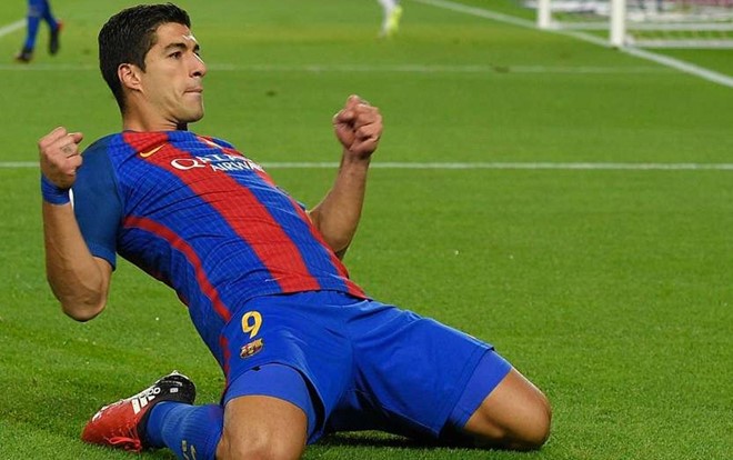 9. 100 bàn cho Barcelona: Suarez cùng cú volley mở tỷ số đẹp mắt đã mở ra cuộc lội ngược dòng của Barca trước Athletic Bilbao sau khi đã để thua 1-2 ở trận lượt đi vòng 1/8 cúp Nhà Vua. Đặc biệt hơn đây chính là bàn thắng thứ 100 của chân sút người Uruguay trong màu áo The Blaugrana. Cần phải nhớ rằng Suarez chỉ mất 120 trận đấu để đạt đến cột mốc vĩ đại này.