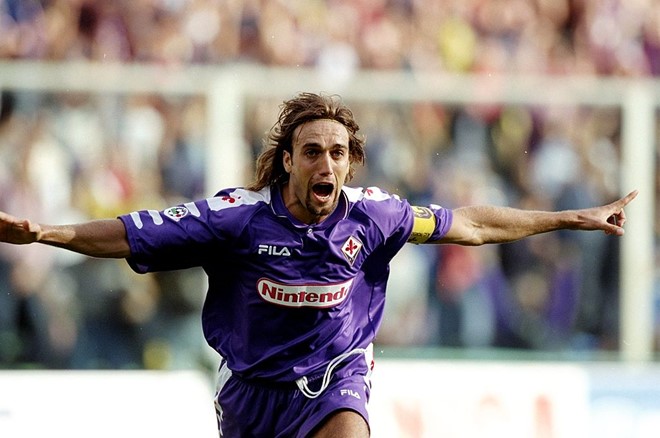 4. Gabriel Batistuta/Fiorentina/196 bàn thắng: Tiền đạo có biệt danh "Vua sư tử" là một trong những cây săn bàn vĩ đại nhất lịch sử bóng đá thế giới. Anh còn nổi tiếng bởi lòng trung thành với câu lạc bộ Fiorentina khi gắn bó với đội bóng này hầu hết sự nghiệp và cả khi xuống hạng. Batigol cũng là tay săn bàn xuất sắc thứ 8 trong lịch sử giải đấu Serie A với 184 bàn 318 trận từ 1991 đến 2003. Ở cấp độ quốc gia, anh đã từng độc chiếm danh hiệu tiền đạo xuất sắc nhất mọi thời đại của Argentina với 56 bàn trong 78 lần khoác áo đội tuyển trước khi Lionel Messi vượt qua vào năm 2016. Năm 2004, anh được chọn là một trong 125 huyền thoại sống của bóng đá thế giới bởi Pele.