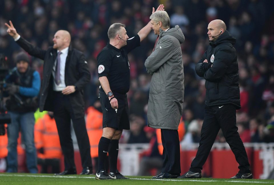 Arsene Wenger bị trọng tài chính Jon Moss đuổi khỏi khu vực kỹ thuật. Ảnh: Mirror.