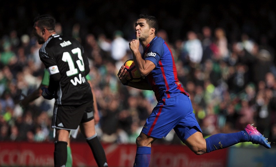 Rất may Luis Suarez có tình huống lóe sáng ấn định tỷ số 1-1 ở phút 90 sau đường chọc khe thông minh của Messi giúp Barcelona giành lại một điểm ngay trên sân Benito Villamarín của Real Betis. Ảnh: Daily Mail.