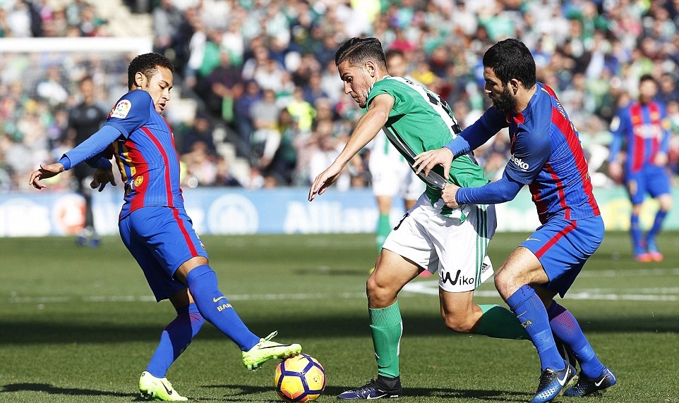 Không những thế đội chủ nhà còn không ít lần khiến hàng thủ Barca rơi vào tình trạng nguy hiểm từ các đường phản công. Ảnh: Daily Mail.