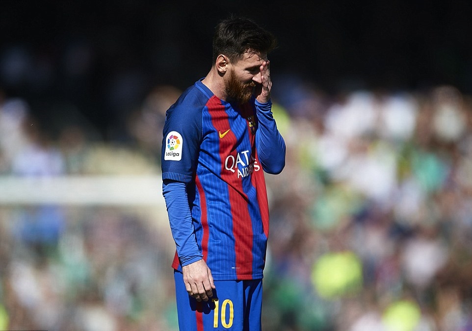 Lionel Messi có ngày thi đấu không đúng sức. Ảnh: Daily Mail.