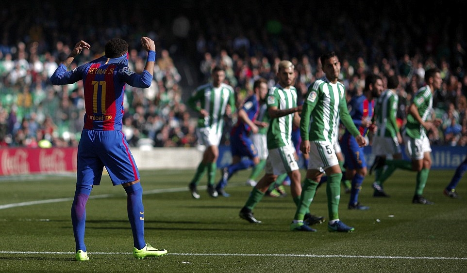 Trong khi các ngôi sao khác như Suarez, Neymar cũng chẳng thể tận dụng những cơ hội ngon ăn. Ảnh: Daily Mail.