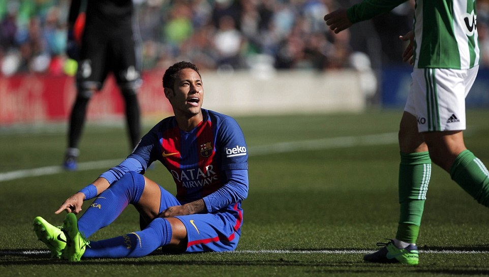 Cố gắng tấn công mà không thể ghi bàn, nhà ĐKVĐ La Liga phải trả giá đắt. Ảnh: Daily Mail.