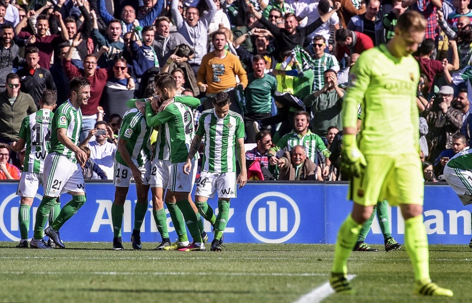 Alex Alegria dễ dàng mở tỷ số sau sai lầm của thủ thành Ter Stegen. Ảnh: Daily Mail.
