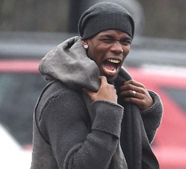 Pogba tạo dáng nhí nhố trước ống kính của phóng viên Daily Mail. Ảnh: Daily Mail.