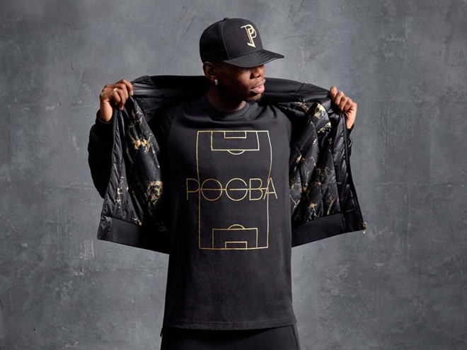 Không chỉ là một ngôi sao tài năng trên sân cỏ, Pogba còn có tầm ảnh hưởng đến gu ăn mặc của một bộ phận không nhỏ thanh niên. Vừa qua, bộ sưu tập thời trang của cầu thủ sinh năm 1993 đã được bán hết ngay trong ngày đầu tiên tung ra thị trường Paris. Ảnh: Daily Mail.