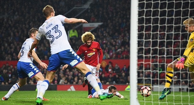 Vắng Pogba, MU vẫn dễ dàng đánh bại Wigan 4-0 nhờ pha lập công của Fellaini, Smalling, Mkhitaryan và Bastian Schweinsteiger, qua đó tiến thêm một bước trong chiến dịch bảo vệ ngôi vô địch FA Cup. Ảnh: Daily Mail.