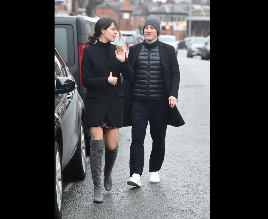 Bastian Schweinsteiger cùng vợ tiếp tục dạo phố. Ảnh: Daily Star.