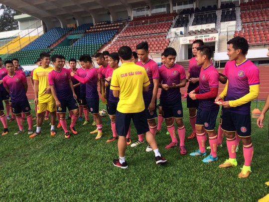 HLV Nguyễn Đức Thắng lì xì cho toàn đội ngay sau đó. Ảnh: Sài Gòn FC.