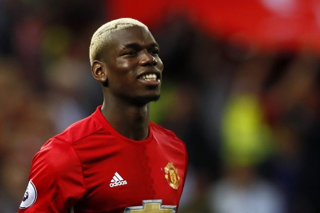 Kiểu tóc hiện tại của Pogba tương tự như khi anh mới trở về khoác áo Manchester United. Tuy nhiên, có một sự trùng hợp là cựu sao Juventus sẽ thi đấu vô cùng tệ hại mỗi khi thay đổi kiểu tóc. Gần đây nhất là màn trình diễn mờ nhạt trong trận derby nước Anh ở vòng 21 giải Ngoại hạng. Ảnh: Daily Mail.