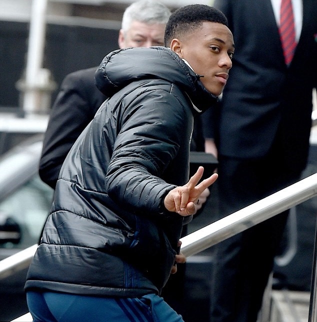 Anthony Martial đã có màn trình diễn ấn tượng trong trận đấu với Wigan và Mourinho sẽ phải thực hiện lời hứa điền tên anh vào đội hình xuất phát của "Quỷ đỏ" đêm nay. Ảnh: Daily Mail.