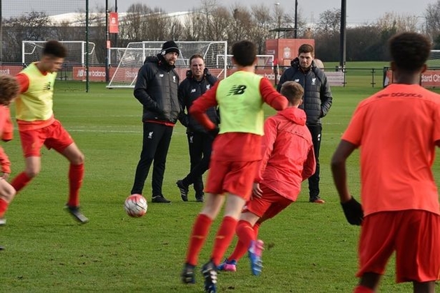 Gerrard bắt đầu sự nghiệp của mình cũng chính tại đội trẻ Liverpool khi anh mới 9 tuổi. Sau 17 năm gắn bó với Lữ đoàn đỏ, cựu tiền vệ này đã giành vô số danh hiệu lớn nhỏ, đặc biệt là chức vô địch Champions League vào năm 2005. Trở lại học viện Liverpool, Gerrard được kỳ vọng sẽ đem tới nhiều kinh nghiệm và truyền cảm hứng thi đấu tới các cầu thủ trẻ.