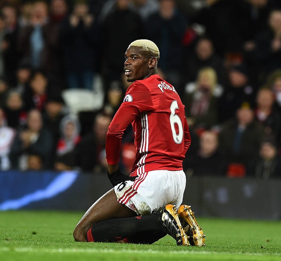 Pogba thi đấu dưới sức ở hàng tiền vệ.