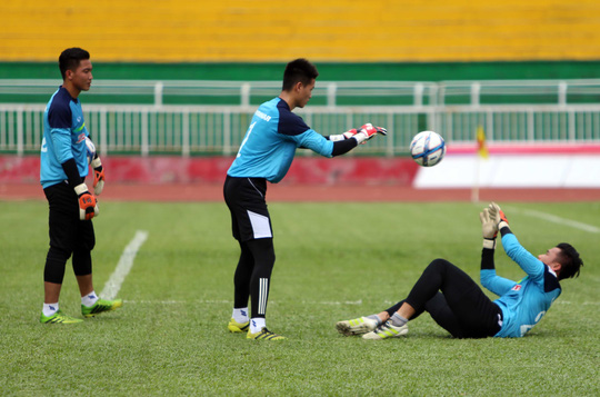 Do HLV thủ môn Võ văn Hạnh chưa kịp tập trung nên các thủ môn phải tự tập với nhau.
