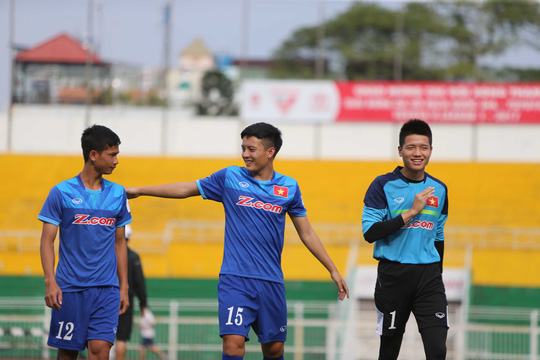 Nhiều tuyển thủ trẻ háo hức trong buổi tập.