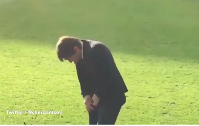 Tuy nhiên, một đoạn video đăng trên The Sun lại cho thấy chiến lược gia người Italy có vẻ đang xem xét vết rách nơi đũng quần.