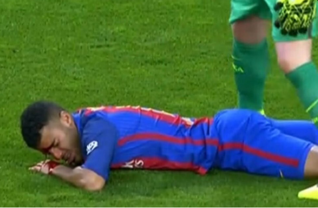 Rafinha chảy máu đầm đìa sau pha va chạm với đồng đội.